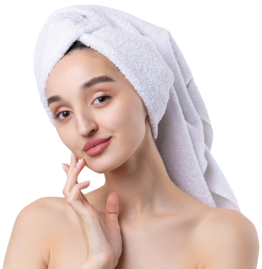 Kalın kaşlı güzel bir kız, beyaz arka planda mükemmel bir ten, kafasında havlu, güzel bir fotoğraf..