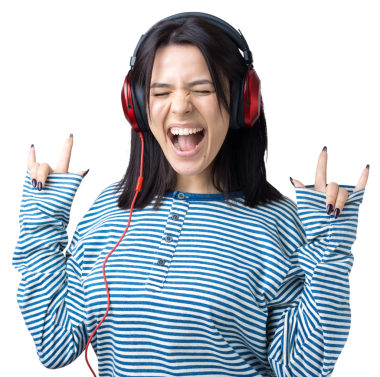 Çizgili yelek giymiş genç bir kız stüdyoda kırmızı kulaklıkla müzik dinliyor ve dans ediyor..