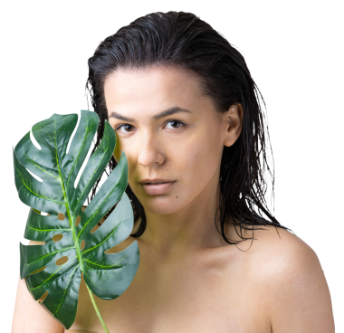 Doğal yeşil palmiye yaprağı portresi olan bir kadın. Moda, güzellik, makyaj, kozmetik.