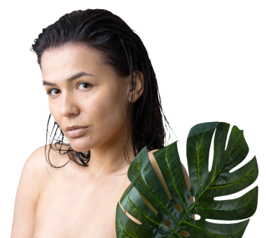 Doğal yeşil palmiye yaprağı portresi olan bir kadın. Moda, güzellik, makyaj, kozmetik.