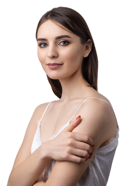 Temiz ciltli, doğal makyajlı ve gri arka planda beyaz dişli güzel bir kadın.