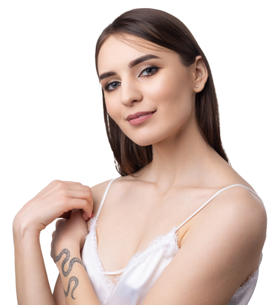 Temiz ciltli, doğal makyajlı ve gri arka planda beyaz dişli güzel bir kadın.