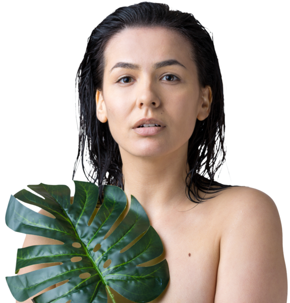 Doğal yeşil palmiye yaprağı portresi olan bir kadın. Moda, güzellik, makyaj, kozmetik.