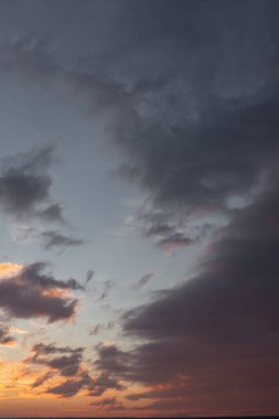 Güzel atmosferik dramatik bulutlar akşamları gün batımında.