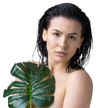 Doğal yeşil palmiye yaprağı portresi olan bir kadın. Moda, güzellik, makyaj, kozmetik.