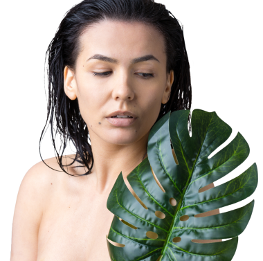 Doğal yeşil palmiye yaprağı portresi olan bir kadın. Moda, güzellik, makyaj, kozmetik.