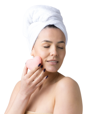 Kafasında beyaz havluyla güzel bir kadın portresi ve pembe bir kalbe bakan bir vücut için sünger. Cilt temizleme eko organik kozmetik rahatlama konsepti.