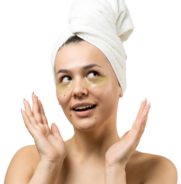 Kafasında beyaz havluyla gezen genç bir kız gözlerinin altına kolajen jel bantlar takıyor. Göz teması altında maske.