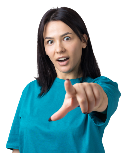 Mavi tişörtlü, parmaklarını gösteren mutlu beyaz kadın.