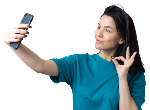 Gri arka planda izole edilmiş selfie çeken güzel bir kızın portresi.