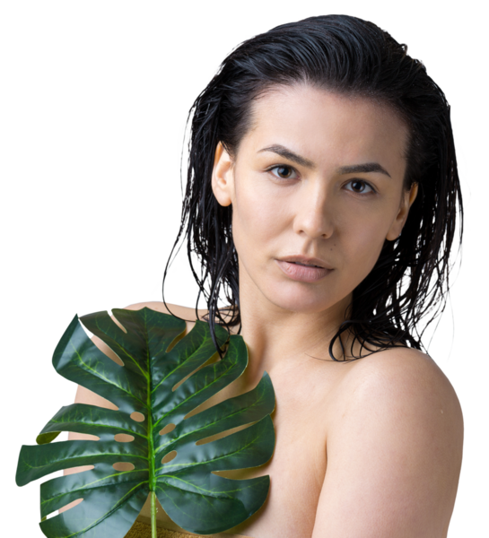 Doğal yeşil palmiye yaprağı portresi olan bir kadın. Moda, güzellik, makyaj, kozmetik.