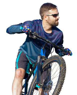 Şortlu ve formalı bisikletçi şeffaf bir arka planda hava süspansiyon çatalıyla modern bir karbon donanım bisikleti sürüyor..