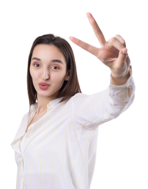 Gülümseyen kadın elini sallar gibi kaldırdı..