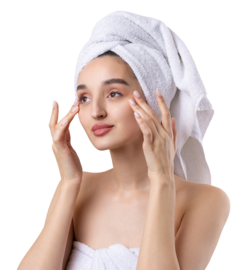 Kalın kaşlı güzel bir kız, beyaz arka planda mükemmel bir ten, kafasında havlu, güzel bir fotoğraf..