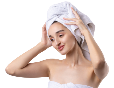 Kalın kaşlı güzel bir kız, beyaz arka planda mükemmel bir ten, kafasında havlu, güzel bir fotoğraf..