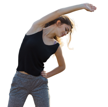 Zayıf bir atletik kız sabahın erken saatlerinde dağın arka planında dersler arasında mola verir.