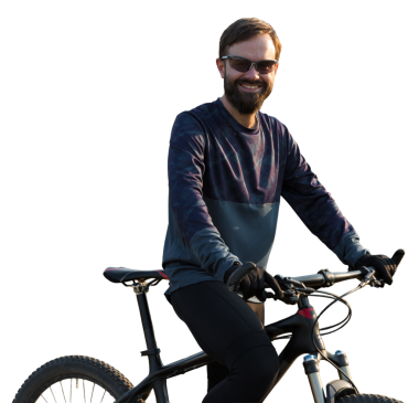 Şortlu ve formalı bisikletçi şeffaf bir arka planda hava süspansiyon çatalıyla modern bir karbon donanım bisikleti sürüyor..