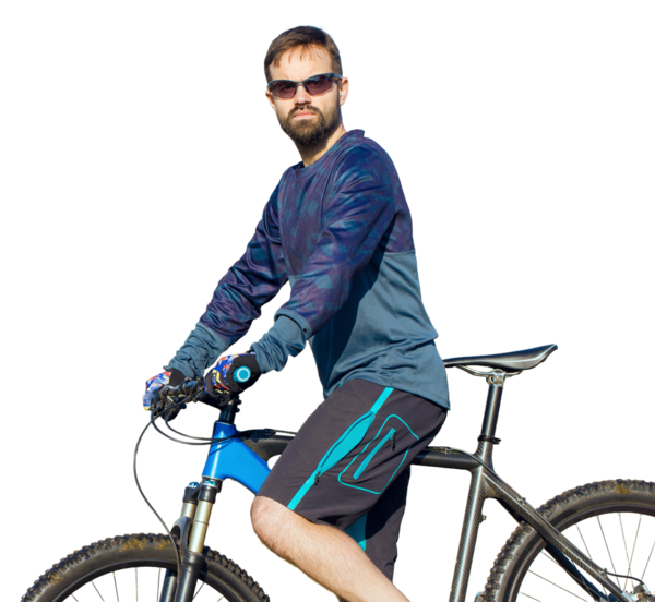 Şortlu ve formalı bisikletçi şeffaf bir arka planda hava süspansiyon çatalıyla modern bir karbon donanım bisikleti sürüyor..