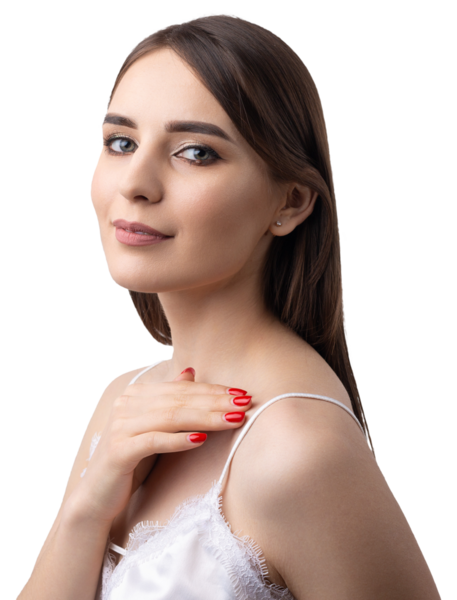 Temiz ciltli, doğal makyajlı ve gri arka planda beyaz dişli güzel bir kadın.