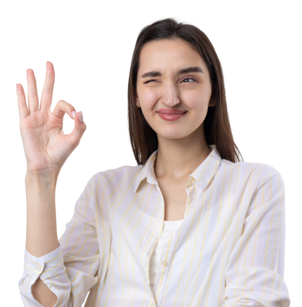 Gülümseyen kız el kol hareketi yapıyor.