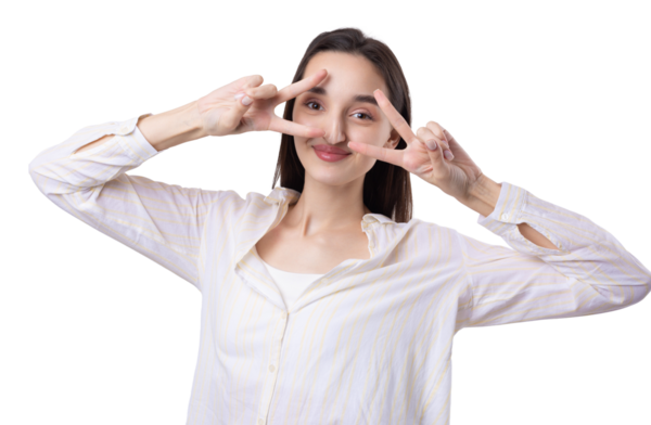 Gülümseyen kadın elini sallar gibi kaldırdı..