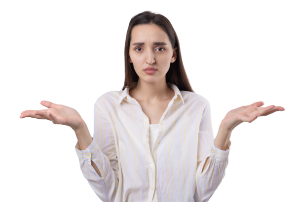 Beyaz arka planda duran şaşırmış yüz ifadesi olan genç ve güzel bir kadın..