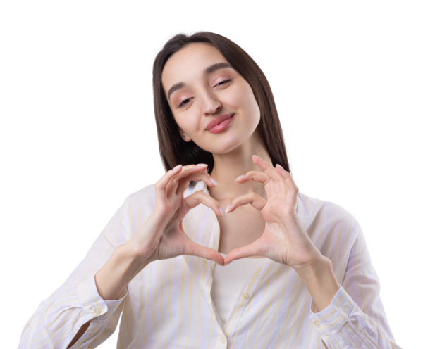 Gülümseyen genç bir kadının portresi beyaz arka planda parmakları izole bir şekilde kalp hareketi gösteriyor.