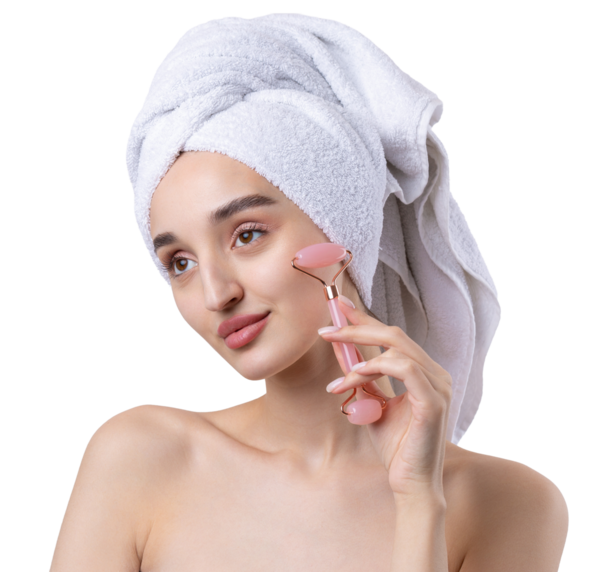 Kalın kaşlı güzel bir kız, beyaz arka planda mükemmel bir ten, kafasında havlu, güzel bir fotoğraf. Kozmetik rulo tutuyor..