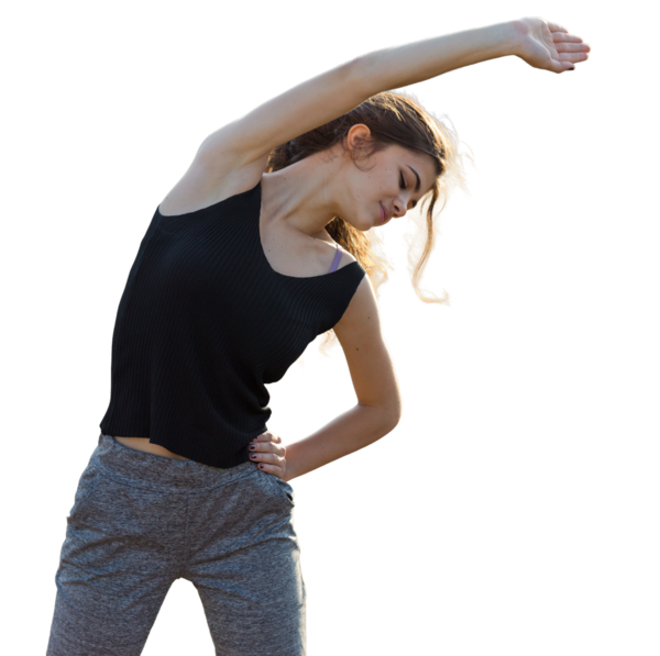 Zayıf bir atletik kız sabahın erken saatlerinde dağın arka planında dersler arasında mola verir.