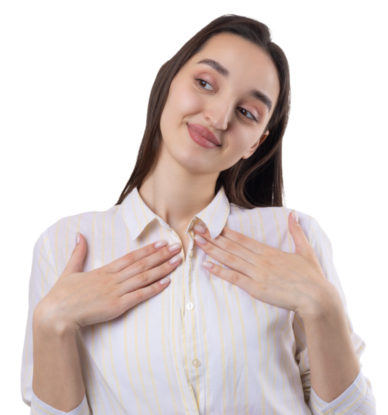 Beyaz arka planda duran şaşırmış yüz ifadesi olan genç ve güzel bir kadın..