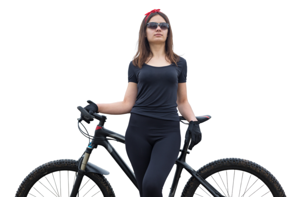 Genç bayan bisikletçi şeffaf bir arka planda bisiklet sürüyor..