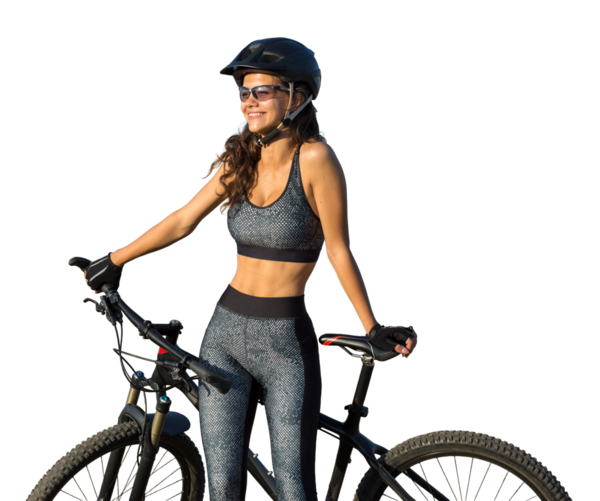 Genç bayan bisikletçi şeffaf bir arka planda bisiklet sürüyor..