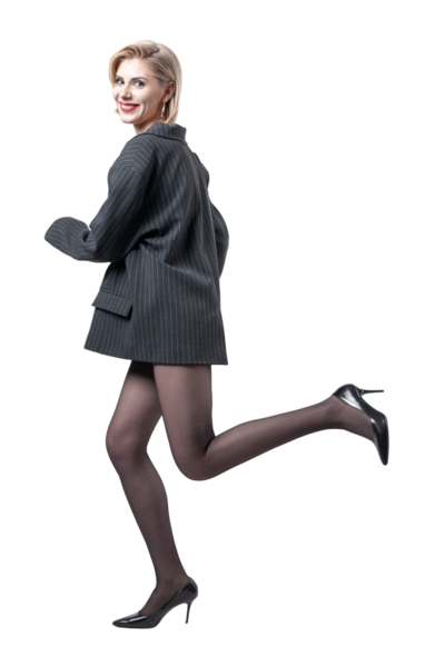 Takım elbiseli, uzun bacaklı iş kadını stüdyoda..