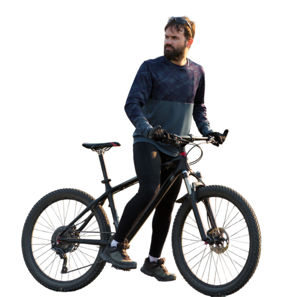 Şortlu ve formalı bisikletçi şeffaf bir arka planda hava süspansiyon çatalıyla modern bir karbon donanım bisikleti sürüyor..