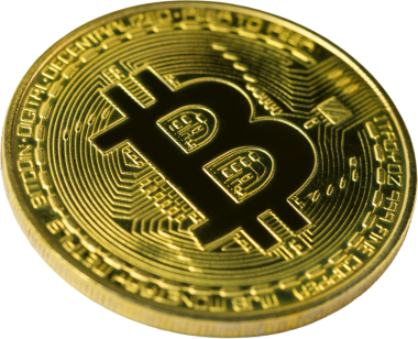 Şifreli altın sikkeler - Bitcoin, Ethereum, beyaz arka planda Litecoin. Sanal para kavramı.