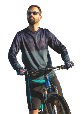 Bisikletçi şort ve jersey bir hava süspansiyon çatal ile modern karbon hardtail bisikletle