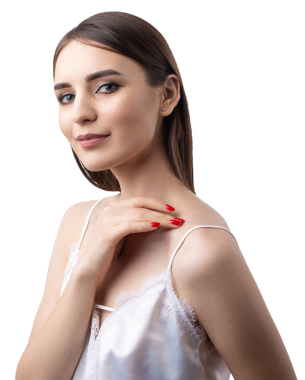 Temiz ciltli, doğal makyajlı ve gri arka planda beyaz dişli güzel bir kadın.