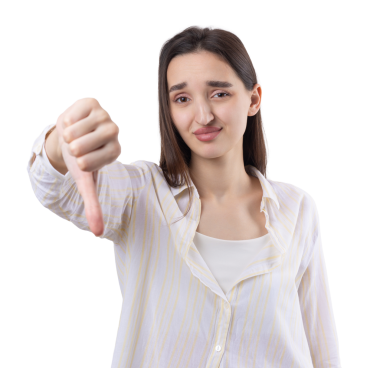 Mavi kolsuz tişörtlü genç bir esmer, olumsuz bir ifadeyle başparmak hareketi yapıyor.