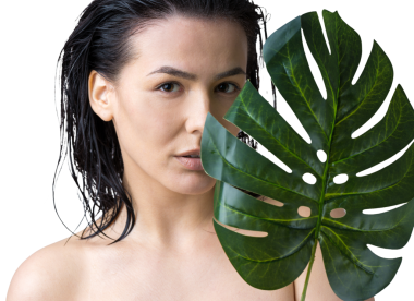 Doğal yeşil palmiye yaprağı portresi olan bir kadın. Moda, güzellik, makyaj, kozmetik.