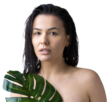 Doğal yeşil palmiye yaprağı portresi olan bir kadın. Moda, güzellik, makyaj, kozmetik.