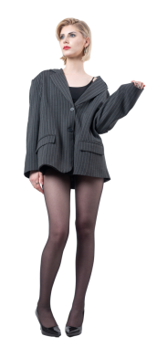 Takım elbiseli, uzun bacaklı iş kadını stüdyoda..