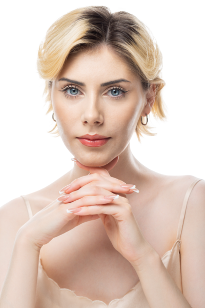 Açık tenli, saten bluzlu genç sarışın bir kız. Stüdyoda beyaz arka planda bir kadının güzel portresi..