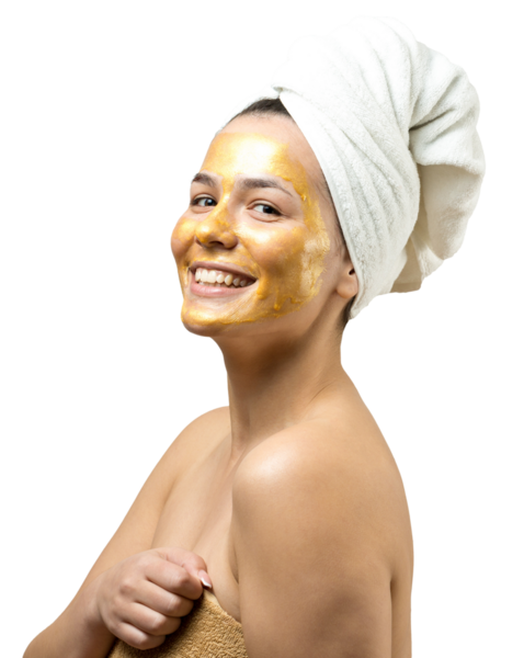 Yüzünde altın besleyici maske olan beyaz havluyla kadın portresi. Cilt temizleme eko organik kozmetik rahatlama konsepti.