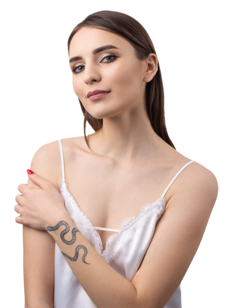 Temiz ciltli, doğal makyajlı ve gri arka planda beyaz dişli güzel bir kadın.