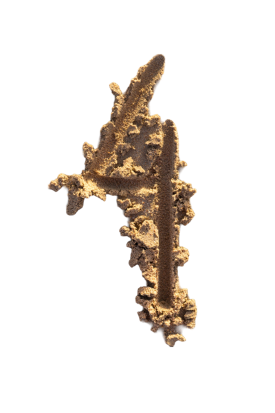 Kumlu bir plajda yazılmış dört numara. El yazısı karakter koleksiyonu.