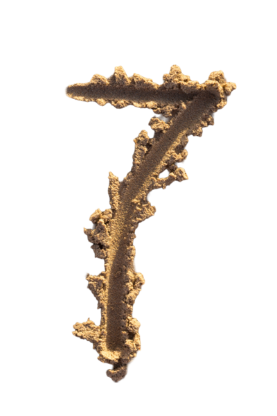 Kumlu bir plajda yedi numara yazıyor. El yazısı karakter koleksiyonu.