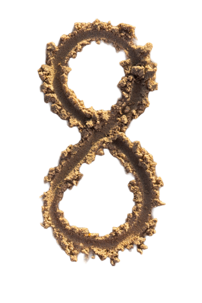 Kumlu bir plajda yazılmış sekiz numara. El yazısı karakter koleksiyonu.