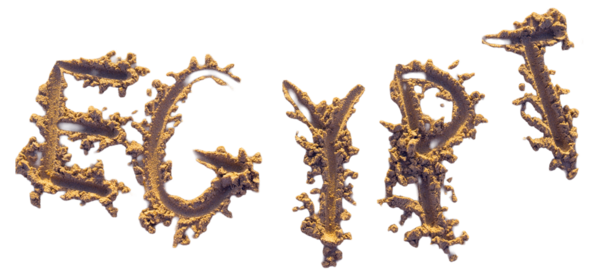 Gün batımında kumsalda kumların üzerinde el yazısıyla yazılmış bir kelime..