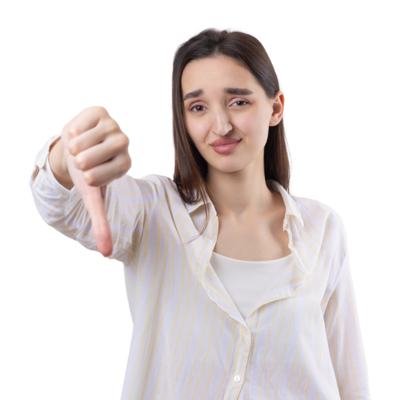 Mavi kolsuz tişörtlü genç bir esmer, olumsuz bir ifadeyle başparmak hareketi yapıyor.