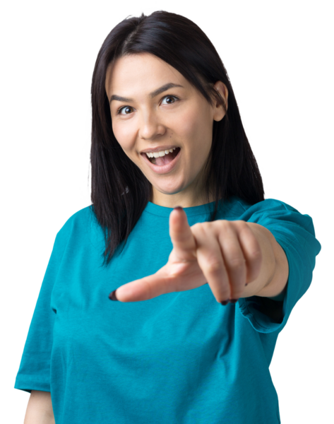 Mavi tişörtlü, parmaklarını gösteren mutlu beyaz kadın.